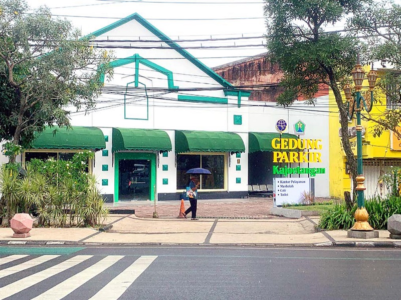 DIKELUHKAN NETIZEN: Sejumlah warga melaporkan kehilangan barang pribadi di Gedung parkir Kajoetangan lewat media sosial. (Radar Malang)