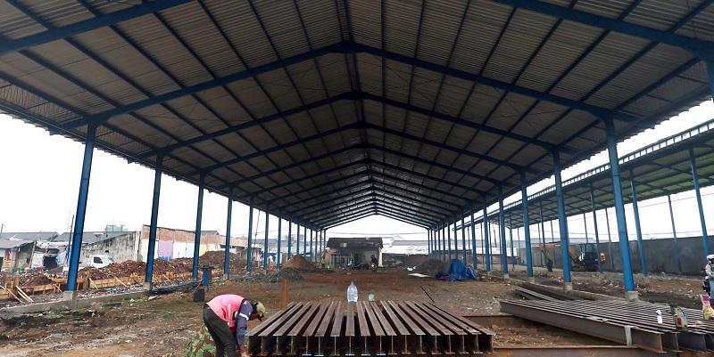 TERUS BERPROGRES: Pembangunan tempat relokasi pedagang Pasar Gadang sudah mencapai 60 persen. Atap untuk dua bangunan sudah terpasang.