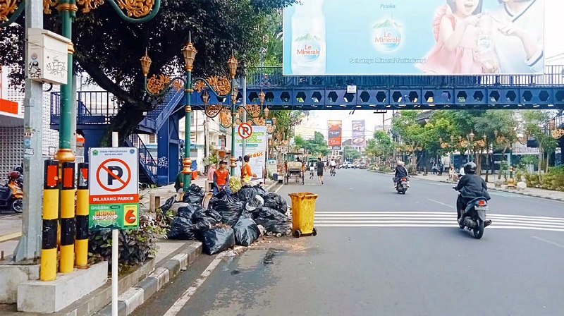 PETUGAS KERJA EKSTRA: Tumpukan sampah tampak dikumpulkan di Jalan Basuki Rahmat, Kamis lalu (1/1). Dalam sehari DLH mencatat ada lonjakan 80 ton sampah.