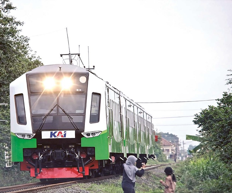 NEKAT DAN VIRAL: Dua remaja berlari menjauh setelah menghadang kereta di jalur rel Desa Durungbedung, Kecamatan Candi, 26 Desember lalu.