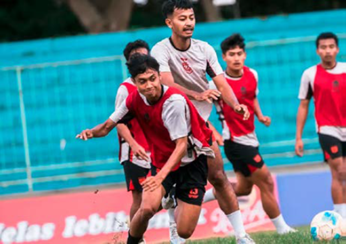 FOKUS: Pemain Persikoba Batu menjalani sesi latihan sebelum babak 32 besar di Stadion Brantas, pekan lalu.