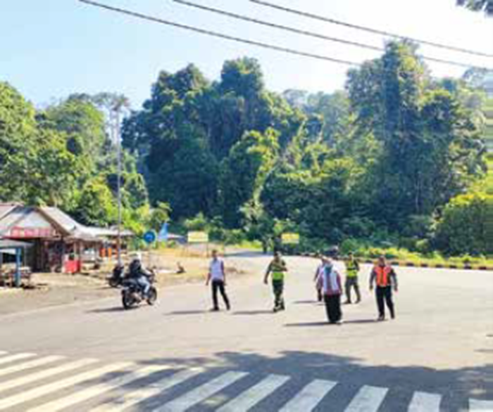 TAK LAGI RAMAI: Aparat kepolisian, dishub, dan TNI berjaga di jalur wisata pantai selatan kemarin.