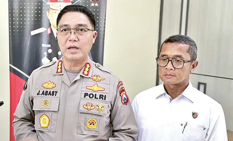 BERI KETERANGAN: Kabidhumas Polda Jatim Kombespol Jules Abraham Abast (kiri) menjawab pertanyaan wartawan terkait perkembangan kasus perusakan rumah nenek Elina kemarin.