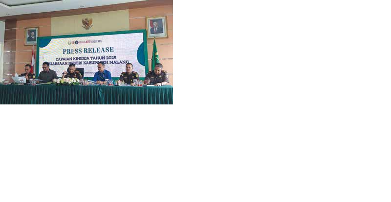 MASUK KAS NEGARA : Tim Kejari Kabupaten Malang memaparkan uang negara yang diamankan dari pelaku korupsi beberapa waktu lalu.