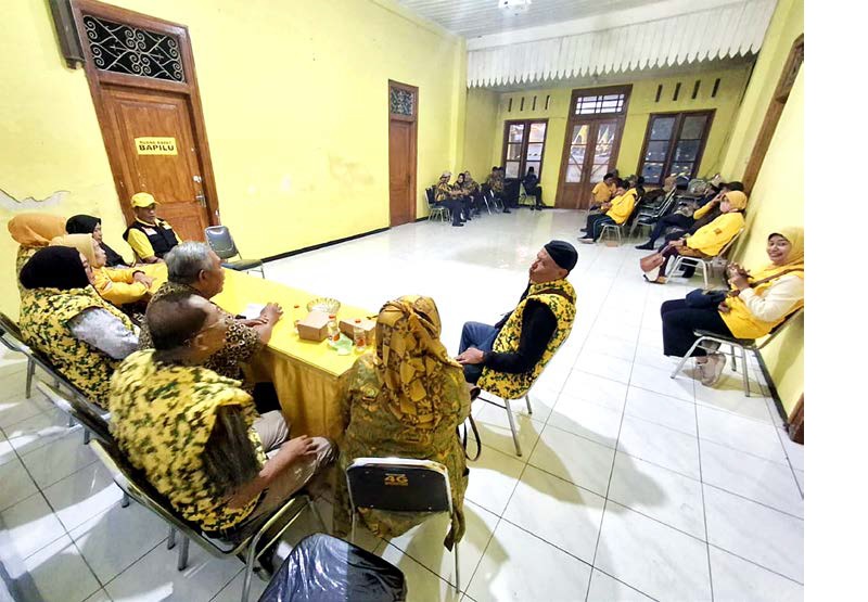 SAMPAIKAN BEBERAPA KEJANGGALAN: Anggota dewan pertimbangan (watimbang) bersiap menggelar pertemuan dengan ratusan kader partai di Kantor DPD Golkar Kota Malang, kemarin sore.