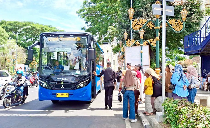 ANIMO TINGGI: Titik pemberhentian bus Trans Jatim di koridor Kajoetangan jadi salah satu yang paling ramai.