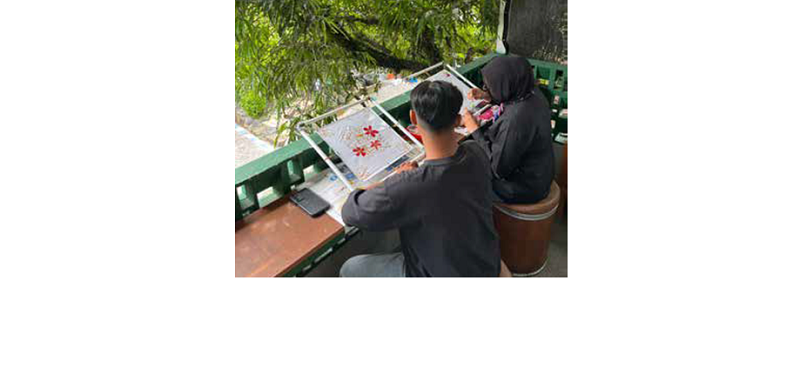 UNIK: Dua pengunjung Kedaily Coffee menikmati hidangan kopi sekaligus membatik pekan lalu.