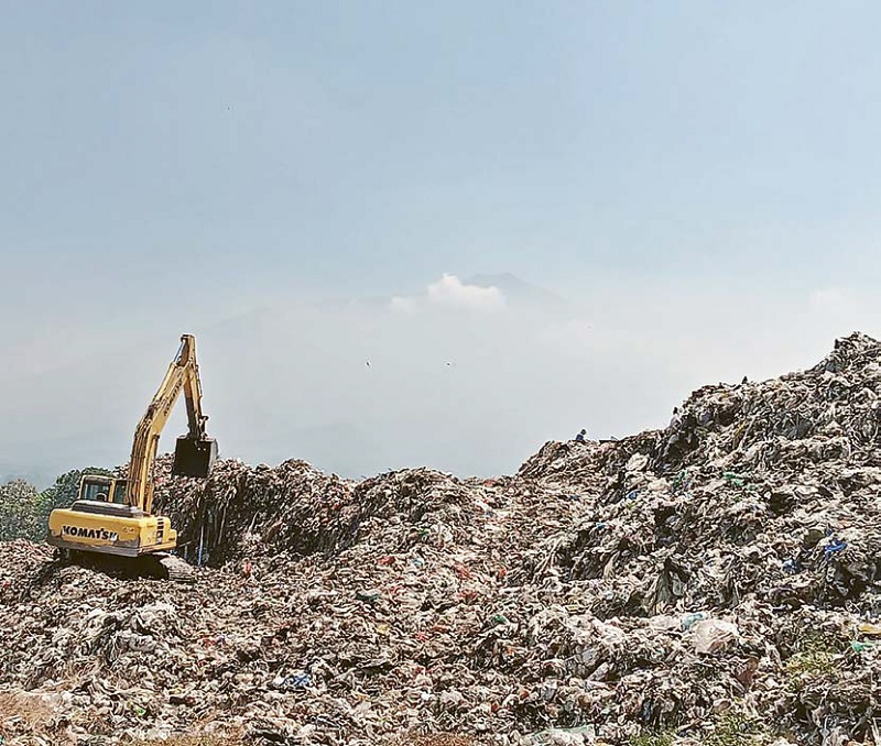 DIKELOLA: Tumpukan sampah menggunung di Tempat Pemrosesan Akhir (TPA) Randuagung, Singosari beberapa waktu lalu.