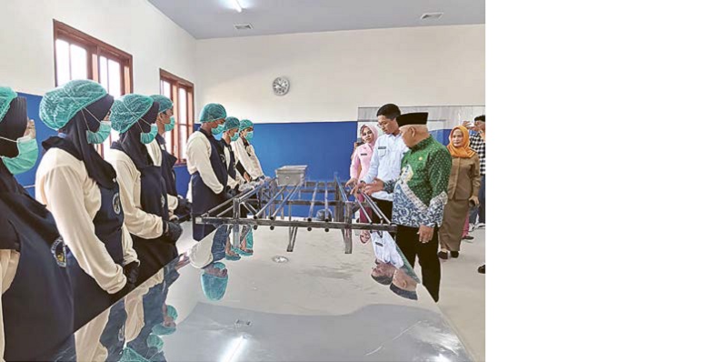 HARUS DIKEBUT: Bupati Malang H M. Sanusi meninjau kesiapan SPPG Polres Malang 1 di Desa Bulupitu, Kecamatan Gondanglegi.