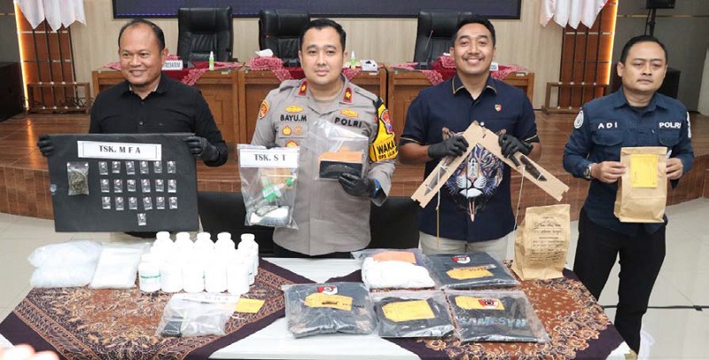TINDAK TEGAS: Tim Polres Malang membeber barang bukti hasil penangkapan tersangka peredaran narkoba selama 2025 di Mapolres Malang.
