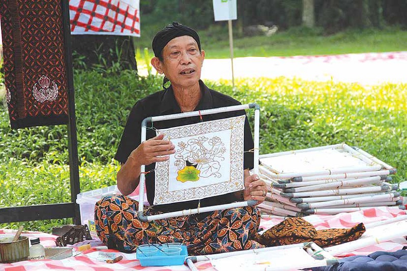 BERI MATERI : Sebelum membatik, LKP Soendari Batik memberikan arahan kepada peserta supaya hasil yang dibuat sesuai dengan keinginan.