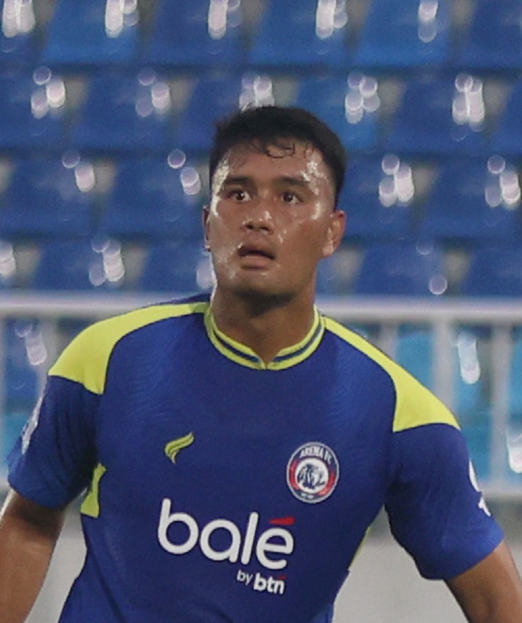 CARI TANTANGAN BARU: Muhammad Rafli (kiri) menjalani laga bersama Arema FC di BRI Super League pekan ke-15 menghadapi Madura United, 23 Desember lalu. (Darmono/Radar Malang)