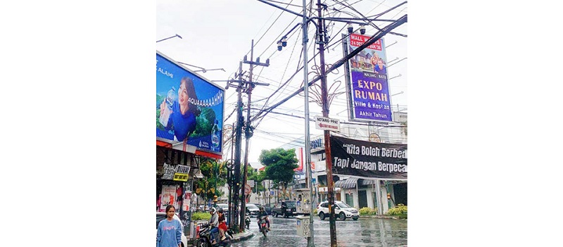 PERLU DITATA: Kabel terhubung dari satu tiang ke tiang lain di simpang empat Jalan Basuki Rahmat, kawasan Kajoetangan Heritage tak tertata rapi kemarin (4/1).