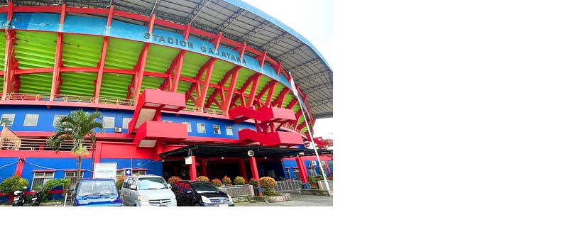 TAMBAH FASILITAS: Beberapa mobil parkir di depan Stadion Gajayana kemarin (4/1). Area tersebut akan dibangun museum.