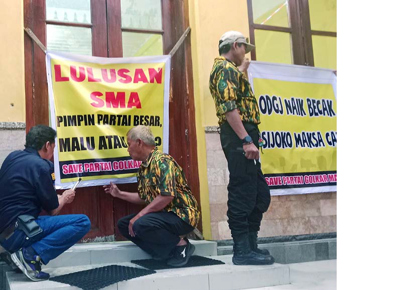 KECEWA HASIL MUSDA: Beberapa personel menyegel ulang kantor DPD Partai Golkar Kota Malang di Jalan Panglima Sudirman, Kecamatan Klojen.