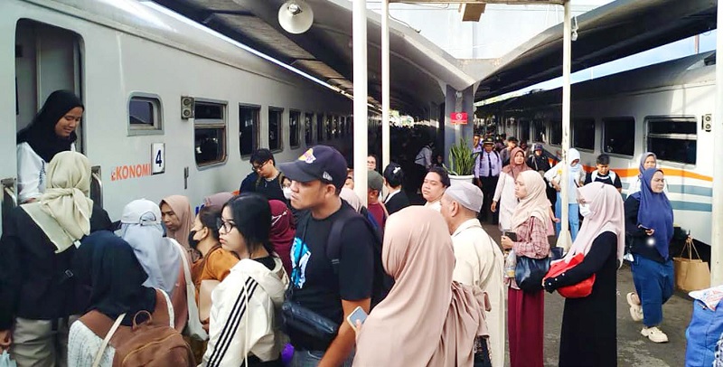 ARUS BALIK: Ribuan penumpang menggunakan layanan kereta api di Stasiun Malang kemarin (4/1). Dalam sehari ada 7.084 penumpang keluar masuk Malang.