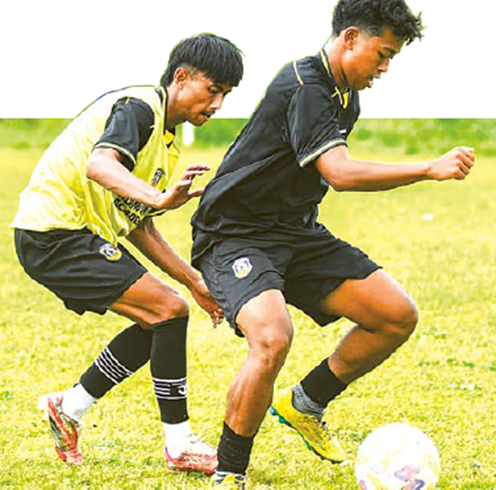 INGIN KOMPETITIF: Pemain Malang United berusaha memaksimalkan persiapan sebelum menghadapi Persikoba Batu hari ini.