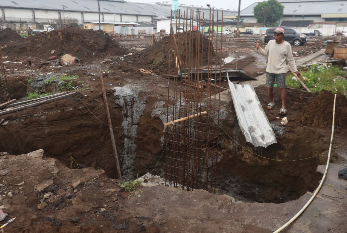 Pekerja mengebut pengerjaan fondasi relokasi pedagang Pasar Gadang. (Darmono/Radar Malang)