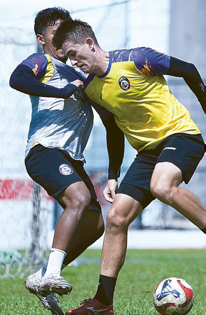 HARUS BUKTIKAN KUALITAS: Odivan Koerich (kanan) melindungi bola dari Razzaa Fachrezi dalam sesi latihan tactical Arema FC di Stadion Gajayana, pekan lalu.