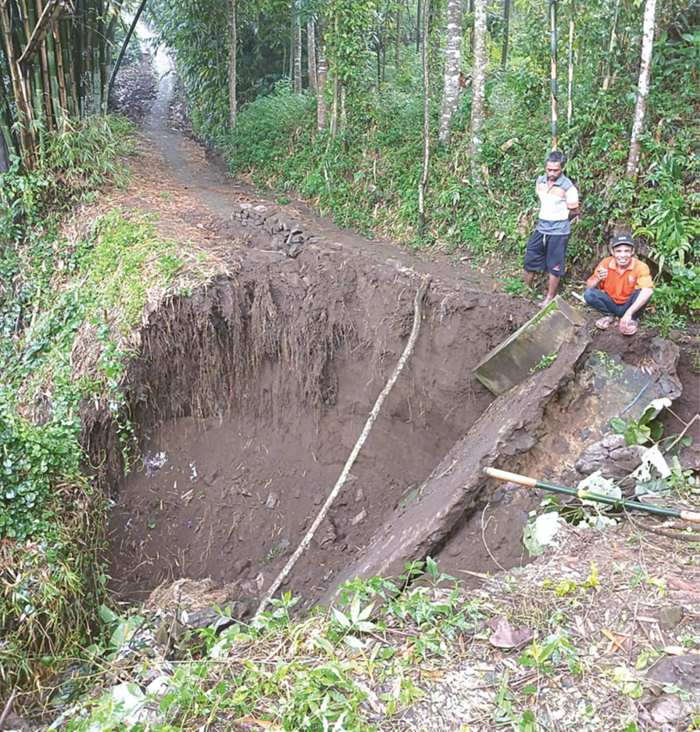 HARUS WASPADA: Tanah longsor terjadi di Dusun Pakem Ledok, Desa Wajak, Kabupaten Malang, Sabtu lalu (3/1).
