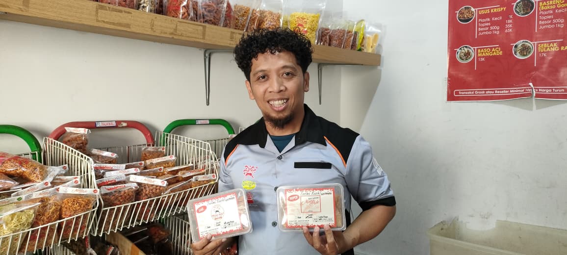 Owner Macaroni Mang Ade Mustafif Lazuardi menunjukkan produk jualannya.