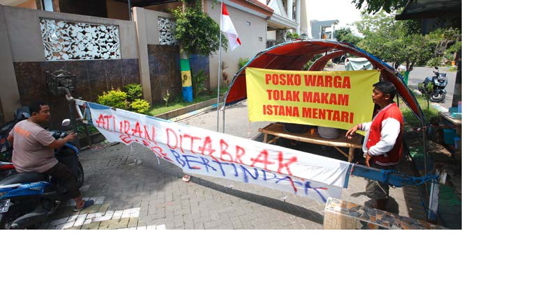 TEGAS: Warga Perumahan Istana Mentari mendirikan posko penolakan makam perumahan.
