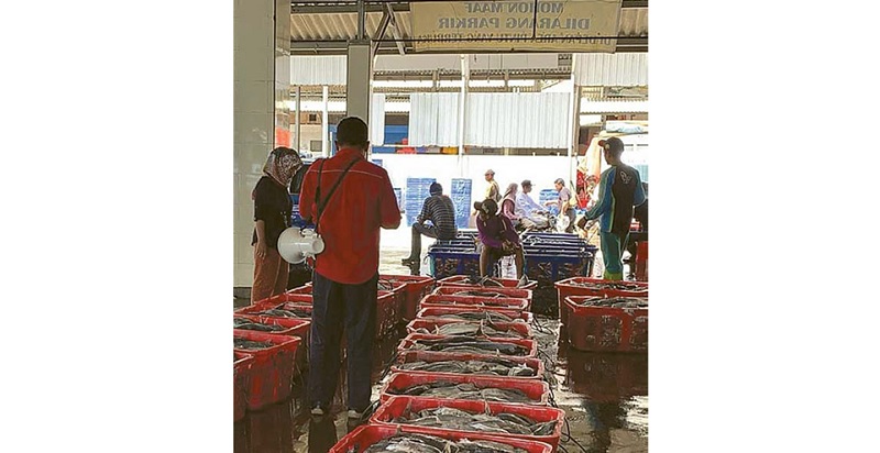 TARGET DITURUNKAN: Proses jual dan beli ikan tidak begitu ramai di TPI Sedangbiru, Kecamatan Sumbermanjing Wetan, kemarin.