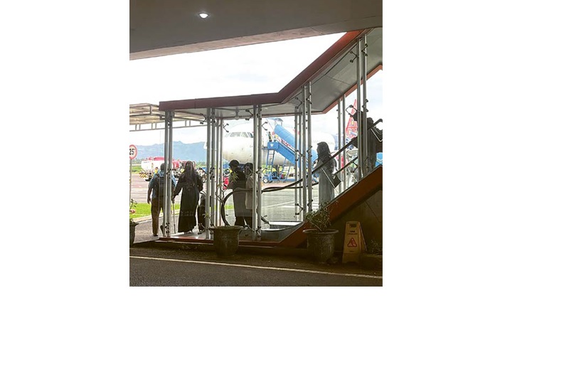MELONJAK : Beberapa penumpang berjalan dari terminal keberangkatan menuju pesawat di Bandara Abdulrachman Saleh kemarin.