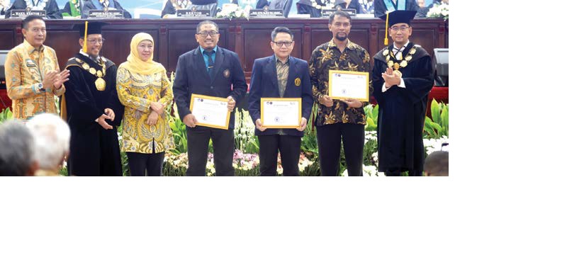 DAPAT PENGHARGAAN: 1) dr Aurick Yudha Negara SpEM KPEC FICEP, 2) dr Mohammad Kuntadi Syamsul Hidayat MKes SpOT, dan 3) Dr dr Ristiawan Muji Laksono SpAnTI Subsp MN(K) FIPP mendapat piagam penghargaan