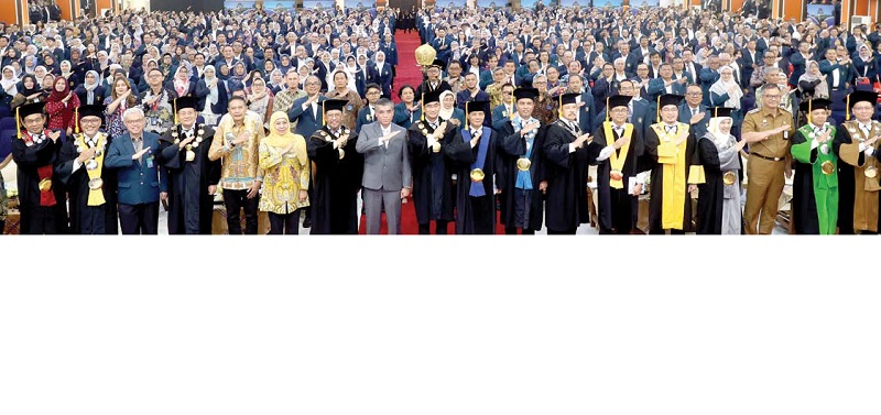 DIES NATALIES KE-63: 1) Menteri Ketenagakerjaan (Menaker) Indonesia Prof Yassier, 2) Rektor Universitas Brawijaya Prof Widodo, 3) Ketua Senat Akademik Universitas Brawijaya Prof Dr Ir Nuhfil Hanani