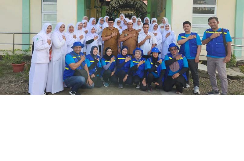 KOMPAK: Relawan kesehatan dari Kemenkes foto di depan Puskesmas Seunuddon.