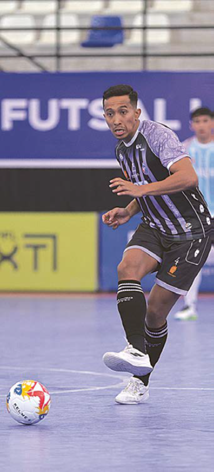 TERMOTIVASI: Kapten Unggul FC Malang Ikhsani Fajar melepaskan umpan dalam laga PFL seri Tangerang melawan ASAHAN FC di GOR Nambo, Tangerang, beberapa waktu lalu.