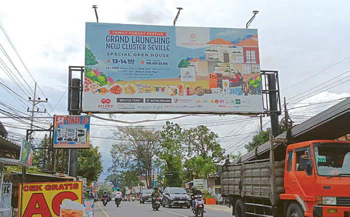 TERUS DIGENJOT: Reklame di Jalan Raya Mangliawan, Kecamatan Pakis turut menyumbang sektor Pendapatan Asli Daerah (PAD) APBD Kabupaten Malang.