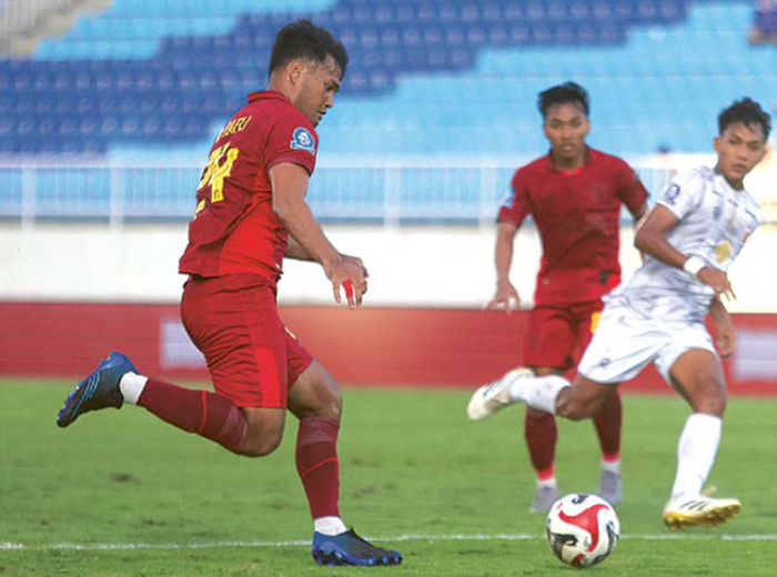 CARI TANTANGAN BARU: Muhammad Rafli (kiri) menjalani laga bersama Arema FC di BRI Super League pekan ke-15 menghadapi Madura United, 23 Desember lalu.