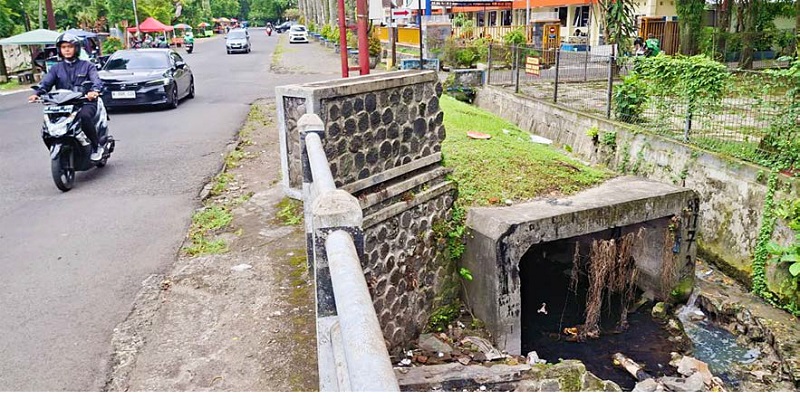 DIKERJAKAN PUSAT: Proyek drainase di Jalan Bondowoso yang mandek beberapa tahun bakal dilanjutkan tahun ini.