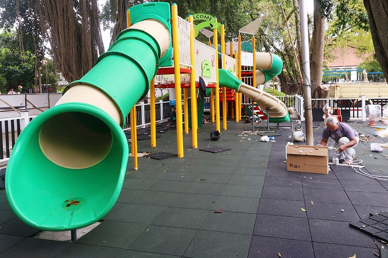 DIKEBUT: Pemasangan sejumlah wahana di playground Alun- Alun Merdeka masih berlangsung sampai kemarin. Akhir bulan ini proyek revitalisasi yang didanai CSR Bank Jatim itu ditarget rampung.