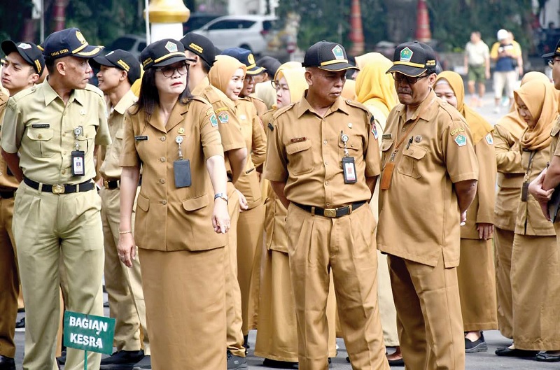 ABDI NEGARA: ASN Pemkot Malang mengikuti apel pagi perdana 2026 pada Senin (5/1) di halaman Balai Kota Malang.