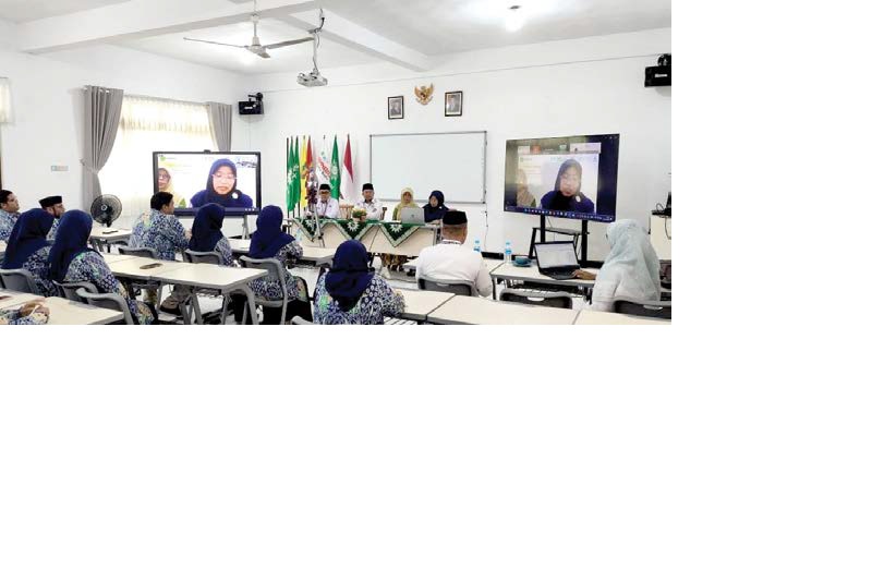 PRESTASI: Kepala SD Muhammadiyah 4 Batu Nur Ita Rahmawati, SH MPd melakukan presentasi publik menyampaikan program pejuang subuh sebagai ikon budaya religi.