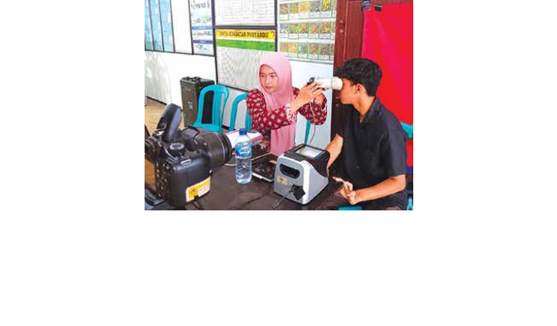 JEMPUT BOLA: Warga mengikuti perekaman IKD di Kantor Desa Ardimulyo, Kecamatan Singosari beberapa waktu lalu.