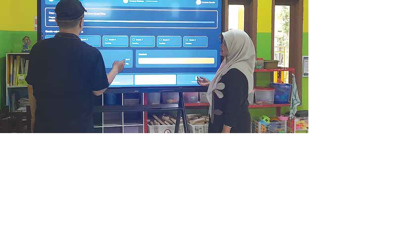 FASILITAS PEMBELAJARAN: Guru di salah satu sekolah di Kabupaten Malang menjajal fungsi papan interaktif dari Kemendikdasmen kemarin.