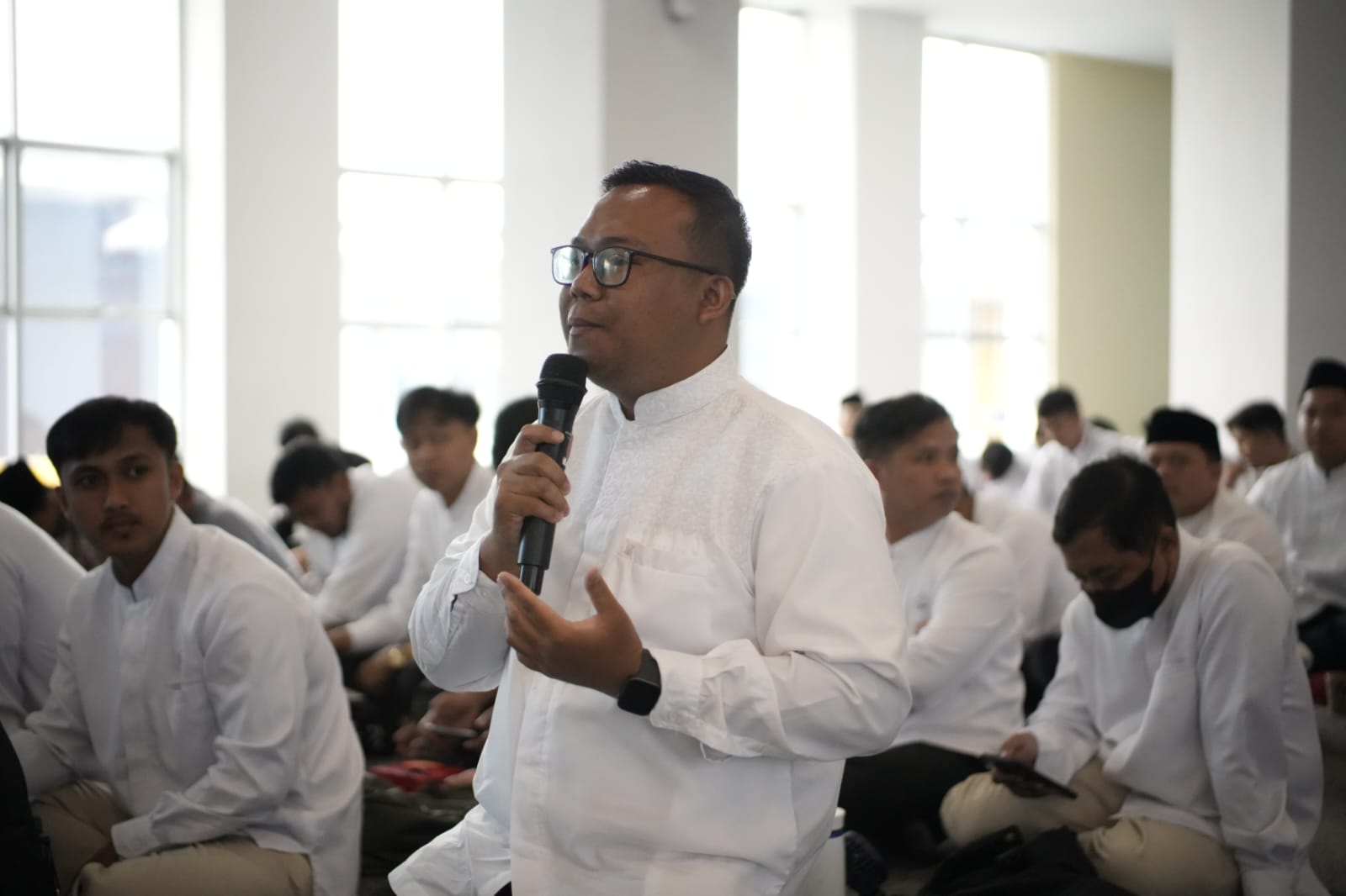 Peserta Workshop School Action Research antusias menyampaikan pertanyaan kepada pemateri.