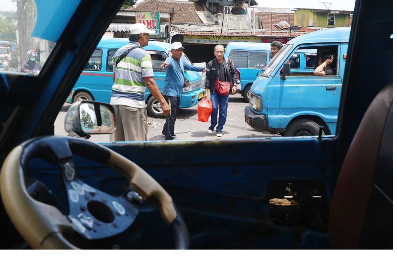 SEGERA MENGASPAL: Sejumlah angkot ngetem di Kelurahan Gadang, Sukun, kemarin (6/1). Puluhan armada angkot bakal dipakai untuk angkutan pelajar gratis.