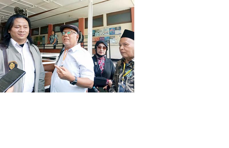 TETAP TOLAK JALAN TEMBUS: Kuasa Hukum Warga RW 12 Griyashanta Wiwid Tuhu Prasetyanto (kiri) menemui awak media setelah sidang mediasi di PN Malang, kemarin (6/1).