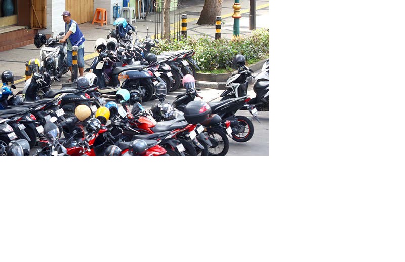 TAHAP SOSIALISASI: Mulai hari ini (7/1), motor bakal dilarang parkir di pinggir jalan Kajoetangan Heritage. Dishub Kota Malang bakal memulai uji coba larangan itu sampai 13 Januari nanti.