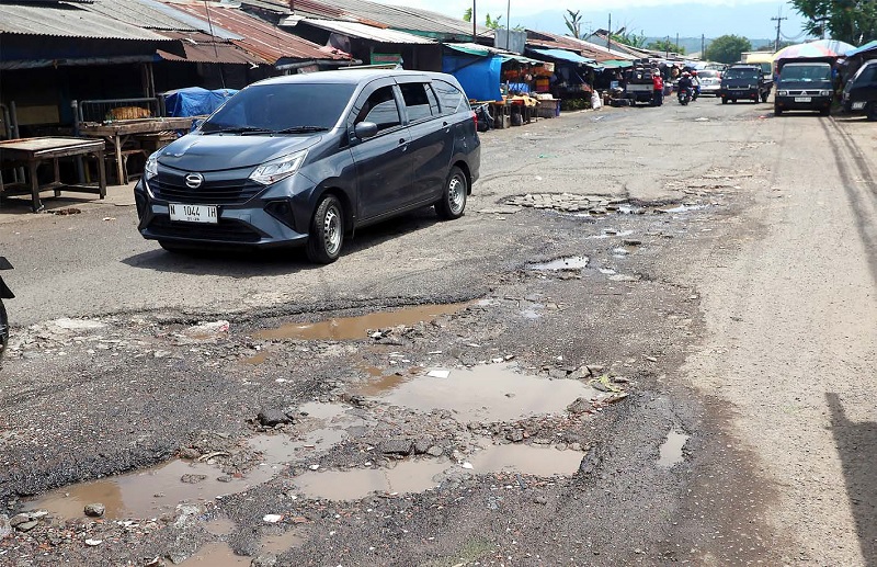 BAKAL LEBIH LEBAR: Kerusakan di jalan Pasar Gadang bakal dibenahi total pada tahun ini. Pemkot Malang mendapat suntikan anggaran dari pemerintah pusat senilai Rp 14,9 miliar.