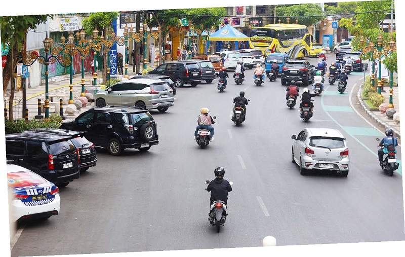 MELANGGAR: Penertiban hari pertama kemarin (7/1), masih ada bus yang parkir di sisi kiri Jalan Basuki Rahmat. Area tersebut hanya diperuntukkan bagi mobil.