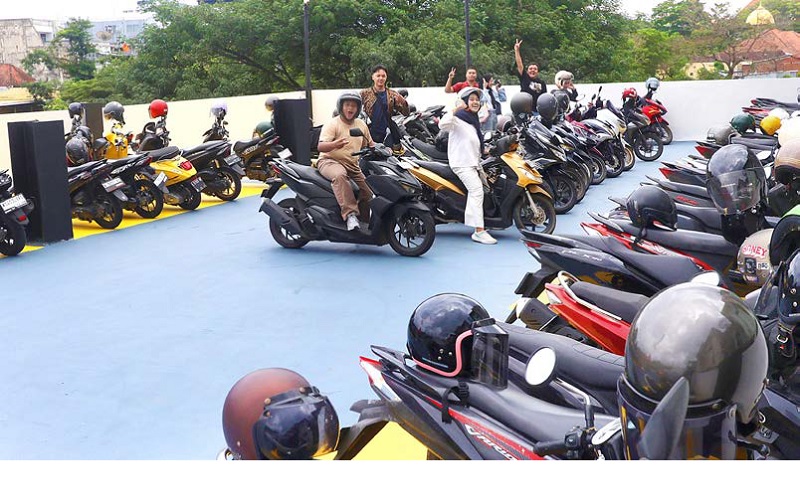 AREA BARU: Pengendara sepeda motor memarkir kendaraan di Gedung Kajoetangan kemarin. Kendaraan roda dua tidak lagi diizinkan parkir di tepi Jalan Basuki Rahmat.