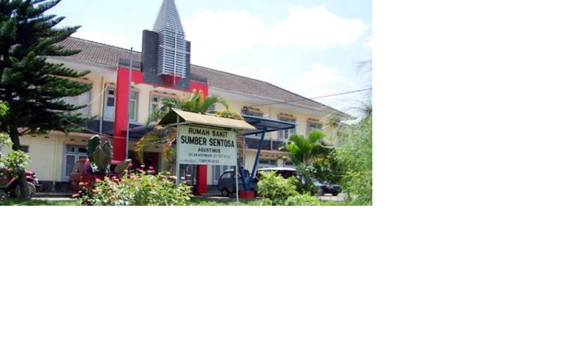 DESAIN KLASIK: Bangunan RS Sumber Sentosa di Jalan Raya Kebonsari, Kecamatan Tumpang, Kabupaten Malang tampak luar kemarin. Foto kanan, seorang perawat melintasi salah satu ruang perawatan di RS