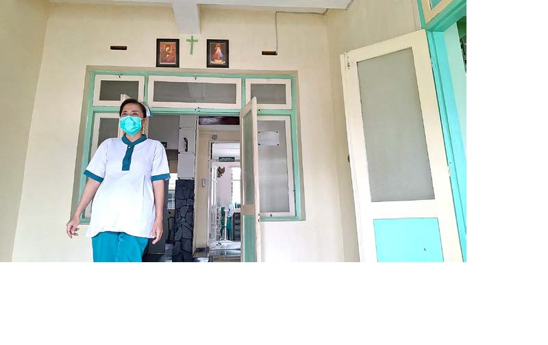 DESAIN KLASIK: Bangunan RS Sumber Sentosa di Jalan Raya Kebonsari, Kecamatan Tumpang, Kabupaten Malang tampak luar kemarin. Foto kanan, seorang perawat melintasi salah satu ruang perawatan di RS