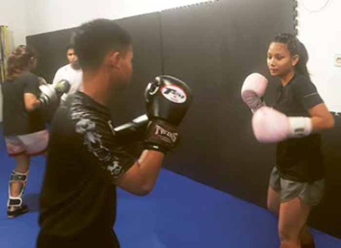 ASAH KEMAMPUAN: Atlet IBCA-MMA Kota Malang menempa diri di Han MMA Academy di Kecamatan Kedungkandang, Senin lalu (5/1).